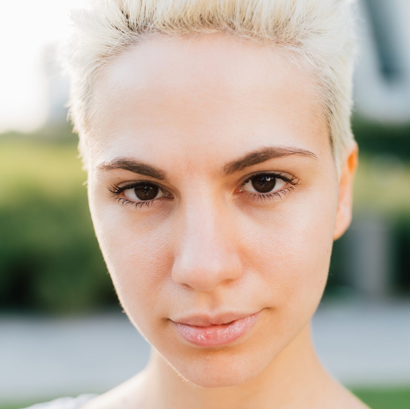 Portrai of younf confident caucasian feminist woman outdoor